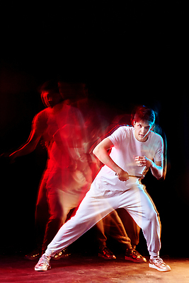 포토 JPG 해외이미지 모델 직업 라이프스타일 실루엣 스포츠 포즈 백그라운드 이동 컨셉 신체 모션 놀이 실내 한명 사람 성인 빨간색 빛 세트 운동 유행 검은색 경쟁 에너지 테니스 게임 잡기 라켓 우승 시원함 테니스공 연습 서비스 체육관 네온 운동가 플레이어 해외202310 해외포토 1 스포츠용품 컬러 공 촬영기법 건강 내부 생활 구기 최고 테니스용품 파일형식