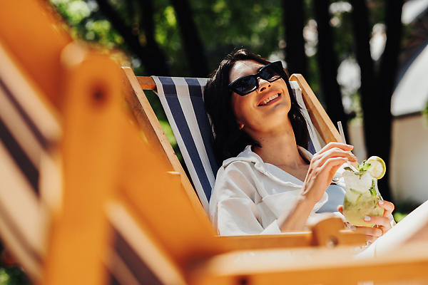 포토 JPG 해외이미지 여자 음료 갈색머리 한명 사람 성인 야외 선글라스 유행 식당 칵테일 모히토 스타일 카피스페이스 해외202310 해외포토 1 헤어스타일 안경 주류 상점 공백 파일형식