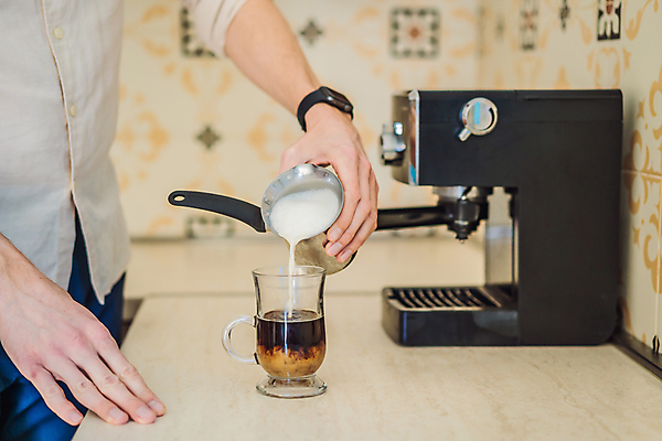 포토 JPG 해외이미지 무료이미지 남자 커피 아침 한명 들기 상반신 성인 컵 주방 우유 붓기 커피잔 커피메이커 성인남자한명만 해외202310 해외포토 주간 1 식기 음료 모션 잔 유제품 사람 커피용품 남자한명만 성인남자만 파일형식 무료콘텐츠