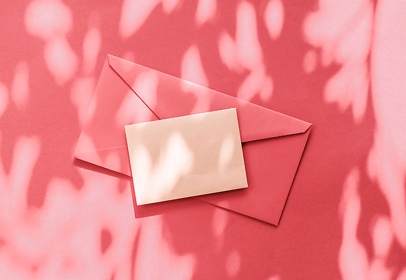 포토 JPG 해외이미지 종이 분홍색 편지봉투 그림자 사람없음 햇빛 그늘 감성 카피스페이스 해외202310 해외포토 컬러 컨셉 봉투 태양 공백 편지 파일형식