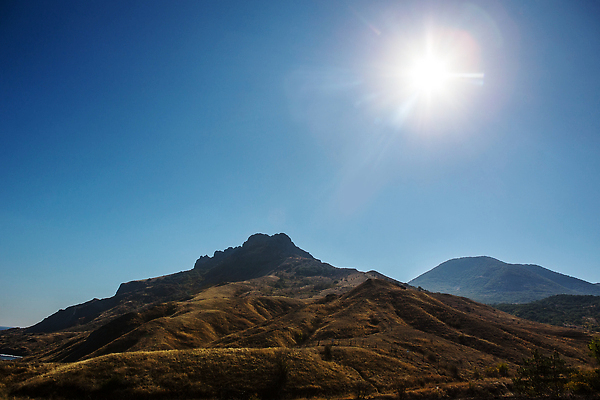 포토 JPG 해외이미지 계절 자연 하늘 산 경사 사람없음 야외 햇빛 태양 뷰티 안개 시골 언덕 장면 지역 절정 화창 수평선 산맥 해외202310 해외포토 자연요소 날씨 생태계 파일형식