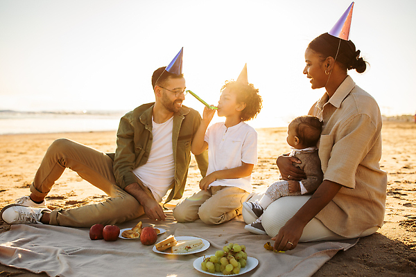 포토 JPG 해외이미지 전신 여자 남자 행복 어린이 가족 안기 샌드위치 앉기 성인 해변 야외 햇빛 아기 생일파티 사과 청포도 코끼리피리 해외202310 해외포토 감정 음식 바다 과일 관계 모션 포도 사람 태양 생일 이벤트용품 파일형식