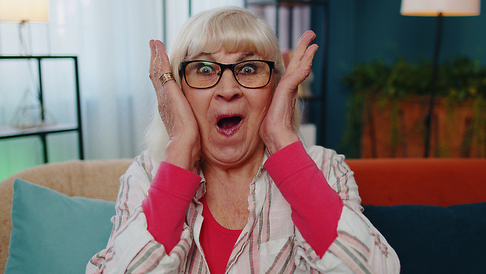 포토 JPG 해외이미지 백인 여자 노년 감정 할머니 거실 성공 스트레스 아파트 주택 기념 실내 한명 앉기 캐주얼 소파 놀람 표현 우승 뉴스 플랫 은퇴 호기심 흥분 긍정 충격 재택근무 반응 비명 승자 완벽 조부모 혼란 혼자 해외202310 해외포토 서양인 1 옷 컨셉 의자 비즈니스 가족 모션 표정 사람 성인 내부 건물 최고 파일형식