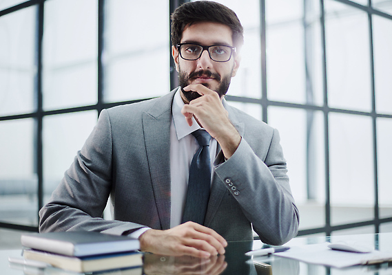 포토 JPG 해외이미지 백인 모델 학생 라이프스타일 헤어스타일 손 남자 행복 감정 얼굴 백그라운드 셔츠 비즈니스 사업가 성공 수염 실내 한명 미소 사람 성인 쇼핑 사무실 회색 흰색 표현 업무 비즈니스맨 자신감 스마트 스타일 해외202310 해외포토 서양인 직업 1 컬러 컨셉 상의 표정 내부 생활 신체부위 작업 직장인 파일형식