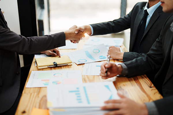 포토 JPG 해외이미지 직업 손 디자인 산업 비즈니스 성공 협력 설계 주택 창조 안전 사람 성인 건물 세명 컴퓨터 사무실 펜 장비 거래 가리킴 작업 비즈니스맨 엔지니어 수리 제조 연결 헬멧 건축가 토론 책상 계약 측정 그림 경영자 문서 청사진 공학 책임자 개발 멀티 제어 브레인스토밍 해외202310 해외포토 건축물 교육 남자 가구 컨셉 손짓 신체부위 전자제품 필기구 직장인 기술자 보호장비 리더 파일형식