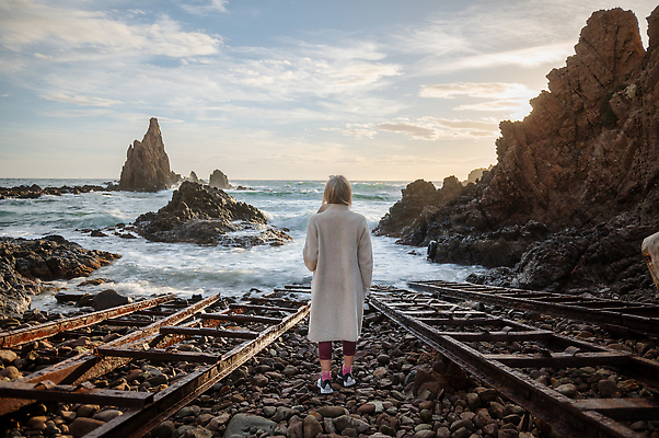 포토 JPG 해외이미지 식물 유럽 호수 모래 바다 여행 백그라운드 자연 하늘 휴가 산 풍경 사람없음 야외 건물 물 여름 파란색 햇빛 태양 뷰티 맑음 일몰 바위 흰색 보트 스페인 망토 지중해 랜드마크 안달루시아 수평선 해외202310 해외포토 자연요소 건축물 계절 나라 컬러 배_교통 날씨 노을 돌_바위 생태계 파일형식