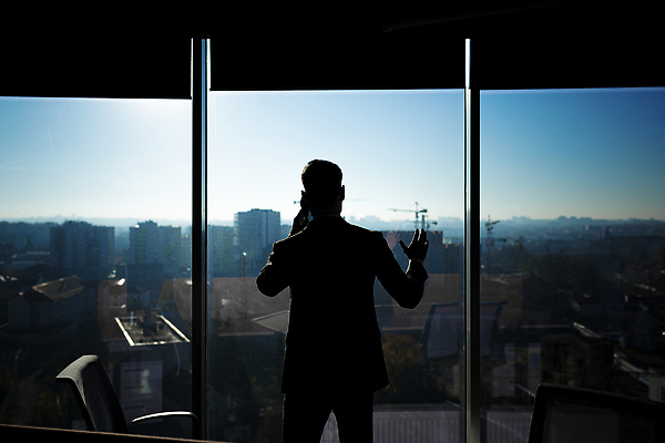 포토 JPG 해외이미지 백인 직업 라이프스타일 실루엣 백그라운드 비즈니스 CEO 사업가 창문 성공 거리 실내 대화 한명 서기 사람 성인 건물 스마트폰 핸드폰 사무실 햇빛 고층빌딩 어둠 일몰 비즈니스맨 고속도로 고급 우아함 대표 스마트 경영자 온라인 책임자 경영 지능 혼자 수평선 카피스페이스 해외202310 해외포토 서양인 1 건축물 남자 도로 컨셉 모션 촬영기법 말하기 빌딩 내부 생활 전자제품 스마트기기 태양 노을 공백 직장인 리더 파일형식