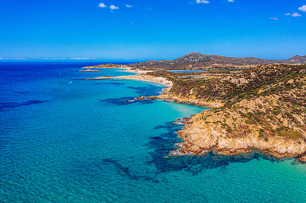 포토 JPG 해외이미지 모래 바다 섬 자연 휴가 항해 풍경 사람없음 물 여름 파란색 관광지 이탈리아 전원 만 지중해 에메랄드 터키석 파라다이스 해외202310 해외포토 자연요소 계절 유럽 컬러 여행 배_교통 전기에너지 보석 생태계 파일형식
