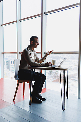 포토 JPG 해외이미지 백인 학생 교육 남자 안경 음악 생각 인터넷 비즈니스 통신 실내 한명 사람 노트북 쇼핑 컴퓨터 사무실 카페 정보 비즈니스맨 어플리케이션 무선전화기 온라인 예약 그래픽디자이너 블로거 소프트웨어 출판 프리랜서 밀레니얼 해외202310 해외포토 서양인 직업 1 잡화 문화예술 내부 경제 전자제품 상점 직장인 디자이너 전화기 파일형식