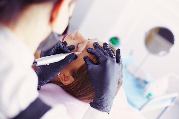 포토 JPG 해외이미지 백인 여자 실내 들기 상반신 성인 두명 옆모습 뒷모습 눈감음 잡기 그리기 눈썹 눈썹문신 성인여자만 해외202310 해외포토 서양인 얼굴 뷰포인트 모션 사람 내부 문신 여자만 성인만 파일형식