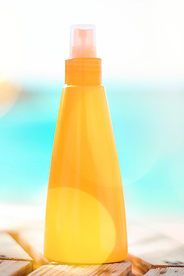 포토 JPG 해외이미지 바다 사람없음 야외 햇빛 노란색 선탠 오일 공병 썬텐오일 해외202310 해외포토 음식 컬러 태양 화장품 병_담는 파일형식