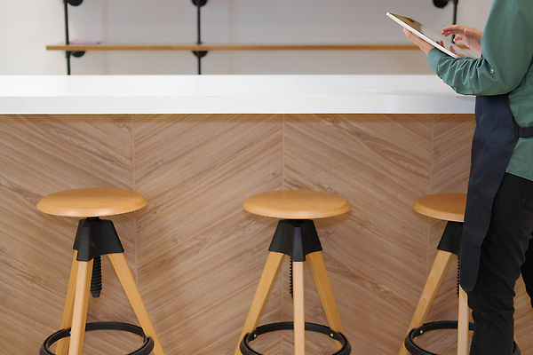 포토 JPG 해외이미지 직업 라이프스타일 여자 남자 커피 비즈니스 사업가 노동자 실내 서기 사람 성인 사람없음 터치패드 알약 상점 식당 앞치마 카페 업무 작업 바 웨이트리스 종업원 웨이터 계산대 직원 서비스 바리스타 카페테리아 주인 해외202310 해외포토 음료 모션 내부 생활 약 파일형식