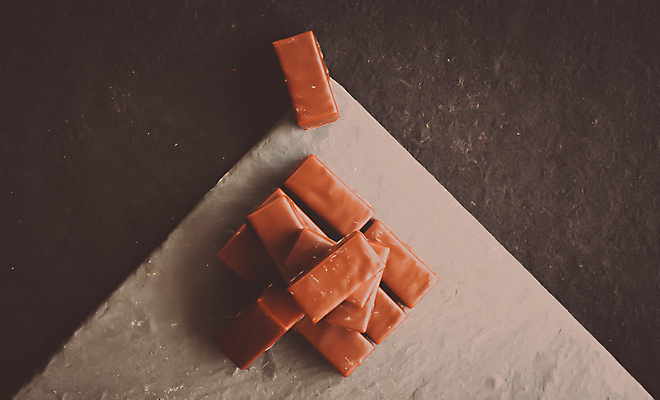 포토 JPG 해외이미지 조각 디저트 사람없음 하이앵글 갈색 초콜릿 돌판 해외포토 음식 뷰포인트 컬러 돌_바위 파일형식