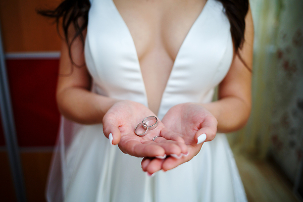 포토 JPG 해외이미지 여자 신부 웨딩드레스 결혼 결혼식 한명 상반신 성인 축하 반지 준비 성인여자한명만 해외202310 해외포토 1 드레스 컨셉 장신구 사람 이벤트 여자한명만 성인여자만 파일형식