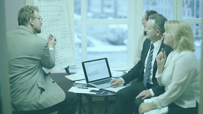 포토 JPG 해외이미지 백인 직업 손 여자 남자 행복 컨셉 회사 비즈니스 사업가 통신 탁자 성공 협력 아이디어 직장 함께함 종류 사람 여러명 성인 금융 친구 사무실 믿음 자료 우정 흰색 업무 비즈니스맨 비즈니스우먼 토론 종업원 동료 계약 경영자 고용 지원 해외202310 해외포토 서양인 감정 컬러 가구 다수 관계 신체부위 경제 구직 작업 직장인 리더 채용 파일형식