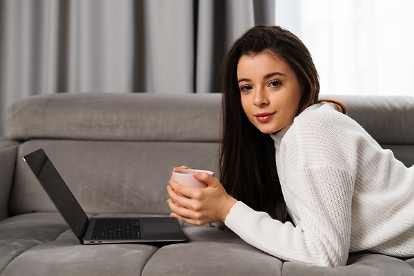 포토 JPG 해외이미지 백인 라이프스타일 행복 인터넷 통신 휴식 아파트 주택 갈색머리 한명 내부 컵 노트북 쇼핑 소파 평화 디지털 방 회색 네트워크 메시지 주말 온라인 타입 리빙 혁명 소셜 가상 해외202310 해외포토 서양인 1 헤어스타일 식기 감정 컬러 컨셉 의자 사람 건물 생활 전자제품 파일형식