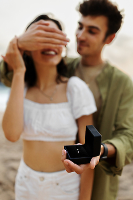 포토 JPG 해외이미지 백인 커플 여자 남자 행복 유럽 바다 2 데이트 가족 관계 결혼식 함께함 관리 선물 사랑 사람 야외 두명 상자 뷰티 걷기 놀람 낭만 반지 흥분 내추럴 제안 해외202310 해외포토 서양인 감정 나라 결혼 컨셉 장신구 모션 표정 파일형식