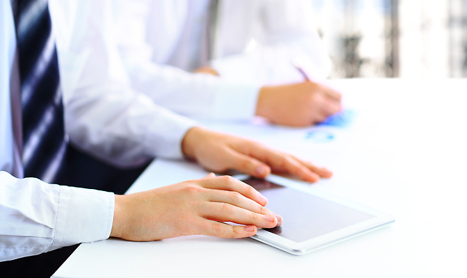 포토 JPG 해외이미지 직업 여자 교육 남자 커피 인터넷 비즈니스 통신 탁자 성공 회의 노동자 함께함 설명 사람 앉기 정장 사람없음 내부 노트북 컴퓨터 사무실 알약 디지털 터치 흰색 업무 비즈니스맨 비즈니스우먼 그룹 연결 토론 책상 경영자 문서 바쁨 경영 세미나 해외202310 해외포토 옷 음료 컬러 가구 컨셉 모션 전자제품 약 작업 직장인 리더 파일형식