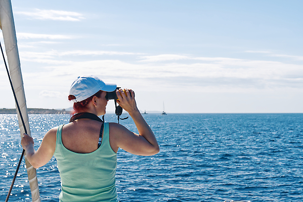 포토 JPG 해외이미지 백인 라이프스타일 응시 여자 행복 바다 여행 요트 휴가 휴식 항해 한명 사람 야외 물 여름 파란색 뷰티 쌍안경 흰색 보트 크루즈 선원 해외202310 해외포토 자연요소 서양인 1 시선 계절 감정 컬러 컨셉 배_교통 생활 망원경 파일형식