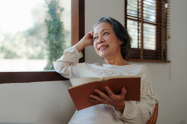 포토 JPG 해외이미지 백인 직업 라이프스타일 응시 여자 행복 종이 인터넷 비즈니스 사업가 통신 탁자 주택 실내 한명 미소 사람 앉기 성인 금융 노트북 컴퓨터 사무실 공책 업무 작업 비즈니스우먼 은퇴 사이버 책상 경영자 문서 투자 온라인 계산서 심각 옛날 해외202310 해외포토 서양인 1 시선 감정 가구 컨셉 모션 문구용품 표정 내부 건물 생활 경제 전자제품 직장인 리더 파일형식