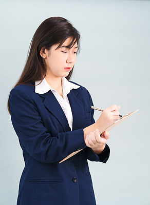 포토 JPG 해외이미지 직업 1 손 여자 행복 종이 백그라운드 비즈니스 성공 노동자 실내 한명 서기 미소 사람 정장 사무실 뷰티 펜 우주 쪽지 흰색 잡기 업무 비즈니스우먼 종업원 문서 경영 고립 서류판 카피스페이스 해외202310 해외포토 옷 감정 컬러 컨셉 모션 표정 내부 신체부위 필기구 사무용품 공백 작업 직장인 파일형식