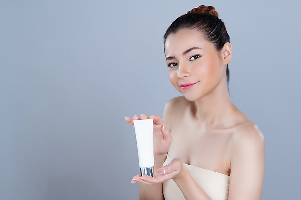 포토 JPG 해외이미지 응시 여자 한명 들기 상반신 성인 뷰티 깨끗함 화장품 보여주기 수분크림 튜브용기 성인여자한명만 해외202310 해외포토 1 시선 컨셉 모션 사람 용기_그릇 여자한명만 성인여자만 파일형식