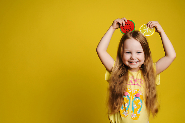 포토 JPG 해외이미지 라이프스타일 여자 행복 감정 유럽 어린이 조각 포즈 백그라운드 과일 장난 실내 한명 미소 웃음 장난감 뷰티 노란색 머리 유행 유치원 기쁨 아기 잡기 작음 긍정 귀 고립 반가움 해외202310 해외포토 1 교육 나라 컬러 컨셉 모션 표정 사람 내부 생활 신체부위 크기 파일형식