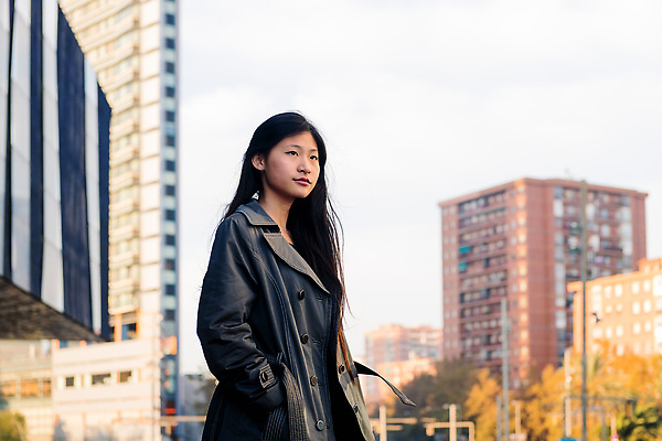 포토 JPG 해외이미지 라이프스타일 여자 생각 청소년 성공 한국 한명 서기 동양인 20대 성인 건물 10대 가로 청춘 유행 일본 중국 코트 도시 비즈니스우먼 자신감 화려 고급 우아함 도심 시원함 스타일링 스타일 카피스페이스 해외202310 해외포토 1 건축물 감정 아시아 컨셉 비즈니스 모션 사람 인종 청년 생활 공백 외투 직장인 파일형식