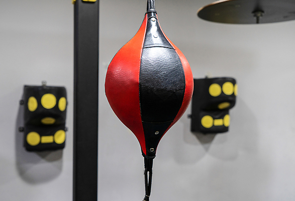 포토 JPG 해외이미지 라이프스타일 스포츠 컨셉 건강 사람없음 내부 빨간색 세로 운동 검은색 권투 장비 연습 오브젝트 클럽 체육관 싸움 해외202310 해외포토 컬러 모션 생활 격투기 파일형식