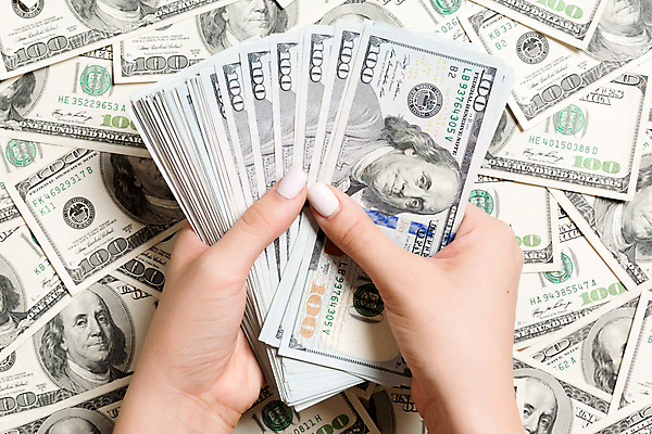 포토 JPG 해외이미지 무료이미지 손 지폐 돈 들기 신체부위 달러 해외202310 해외포토 모션 사람 재산 파일형식 무료콘텐츠