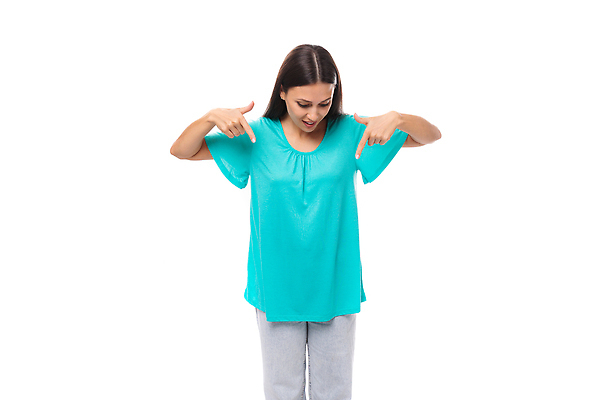 포토 JPG 해외이미지 백인 긴머리 옷 여자 유럽 벽 백그라운드 셔츠 티셔츠 반바지 아이디어 갈색머리 한명 사람 성인 파란색 유행 공백 흰색 청바지 천 날씬함 쇼 시범 콘크리트 스타일 카피스페이스 브랜딩 해외202310 해외포토 서양인 1 헤어스타일 나라 컬러 컨셉 상의 바지 직물 몸매 파일형식