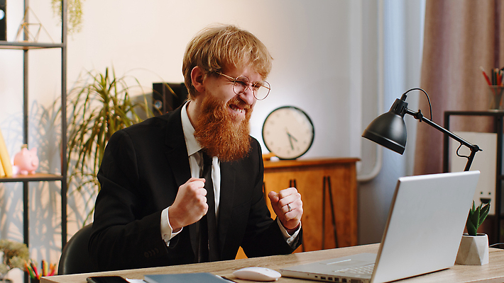 포토 JPG 해외이미지 직업 라이프스타일 남자 행복 비즈니스 사업가 탁자 성공 수염 기념 직장 한명 미소 정장 성인 노트북 학습 사무실 게임 우승 최고 작업 비즈니스맨 행운 뉴스 종업원 흥분 긍정 충격 비서 생강 재택근무 온라인 빨간머리 복권 프리랜서 필승 가상 해외202310 해외포토 1 헤어스타일 옷 교육 감정 가구 컨셉 채소 회사 놀이 표정 사람 생활 전자제품 직장인 파일형식