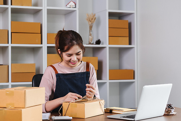 포토 JPG 해외이미지 옷 여자 행복 인터넷 비즈니스 포장 사업가 성공 주택 아이디어 한명 미소 노트북 스마트폰 상자 알약 판매 상점 비즈니스우먼 상품 상인 고객 확인 준비 출발 온라인쇼핑 팩 패키지 영수증 질서 획득 온라인 주인 짐싸기 전자상거래 마케팅 프리랜서 해외202310 해외포토 직업 1 감정 컨셉 표정 사람 건물 금융 전자제품 핸드폰 스마트기기 쇼핑 약 화장품 예절 직장인 파일형식