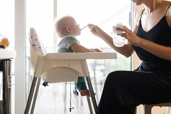 포토 JPG 해외이미지 1 라이프스타일 접시 손 행복 어린이 음식 다이어트 의자 가족 엄마 주택 실내 건강 미소 사람 소년 두명 컵 뷰티 주방 숟가락 식사 저녁식사 아기 뜨거움 입 아침식사 작음 먹기 배고픔 점심식사 돌봄 수유 해외202310 해외포토 식기 남자 감정 가구 관계 모션 수저 표정 내부 건물 생활 신체부위 크기 파일형식