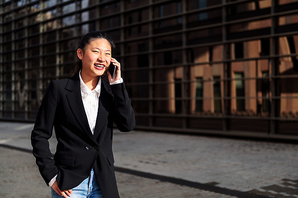 포토 JPG 해외이미지 직업 1 라이프스타일 여자 행복 비즈니스 사업가 통신 성공 모바일 세포 대화 한명 미소 사람 동양인 20대 성인 야외 건물 가로 30대 금융 스마트폰 사무실 걷기 도시 비즈니스우먼 도심 전화기 스마트 경영자 지역 부름 카피스페이스 해외202310 해외포토 건축물 감정 컨셉 모션 표정 말하기 인종 청년 생활 장년 경제 핸드폰 스마트기기 공백 직장인 리더 파일형식