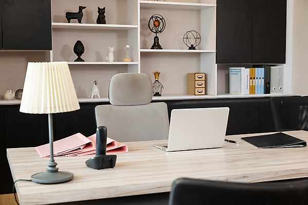 포토 JPG 해외이미지 무료이미지 가구 의자 비즈니스 실내 사람없음 노트북 인테리어 사무실 방 스탠드 램프 작업실 책상 해외202310 해외포토 디자인 생활용품 조명 내부 전자제품 파일형식 무료콘텐츠