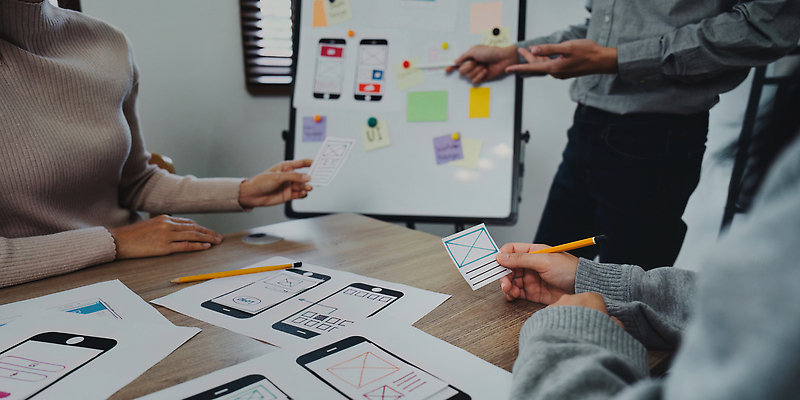 포토 JPG 해외이미지 직업 디자인 컨셉 비즈니스 모바일 설계 사람 사람없음 그래픽 스마트폰 핸드폰 컴퓨터 사무실 웹 업무 어플리케이션 계획 디자이너 책상 분석 시작 레이아웃 UI 개발 경영 반응 인터페이스 프로그래밍 프로젝트 와이어프레임 사용자 해외202310 해외포토 가구 인터넷 전자제품 스마트기기 작업 파일형식