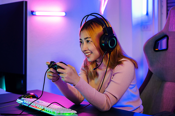 포토 JPG 해외이미지 직업 여자 남자 행복 인터넷 태국 놀이 주택 한명 미소 사람 동양인 컴퓨터 모니터 헤드폰 외침 방 게임 축하 표현 잡기 우승 개울 야간 흥분 네온 조이스틱 온라인 동영상 위로 게이머 관리자 비명 승자 제어 토너먼트 플레이어 필승 가상 해외202310 해외포토 자연요소 1 감정 아시아 음향기기 컨셉 모션 표정 인종 건물 전자제품 강 소리 최고 게임기 파일형식