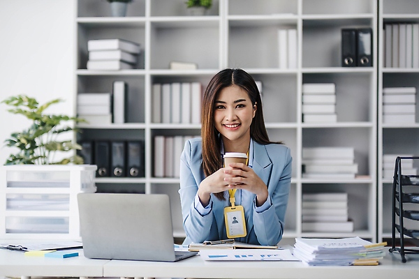 포토 JPG 해외이미지 직업 손 종이 백그라운드 컨셉 비즈니스 그래프 한명 사람 금융 경제 노트북 컴퓨터 사무실 계산기 업무 작업 비즈니스맨 계산 계획 책상 분석 보고서 경영자 문서 투자 회계 계좌 관리자 세금 수입 예산 프로젝트 회계사 비용 해외202310 해외포토 1 남자 가구 문구용품 신체부위 전자제품 장비 직장인 리더 파일형식