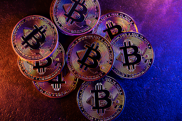 포토 JPG 해외이미지 돈 비즈니스 미래 사람없음 금융 경제 달리기 달러 디지털 동전 거래 유로 변화 암호 발굴 심볼 무역 투자 전자 결제 단상 회계 토막 비네팅 가상 해외202310 해외포토 산업 컨셉 모션 촬영기법 재산 파일형식