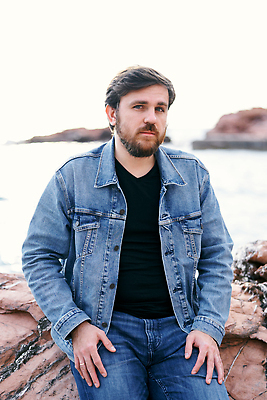 포토 JPG 해외이미지 백인 1 라이프스타일 응시 남자 바다 여행 생각 자연 표면 휴식 수염 한명 사람 앉기 성인 해변 야외 물 재킷 자유 청바지 자신감 닫기 집중 명상 암초 사색 배려 심각 혼자 스타일 해외202310 해외포토 자연요소 서양인 시선 감정 컨셉 바지 모션 생활 외투 생태계 파일형식