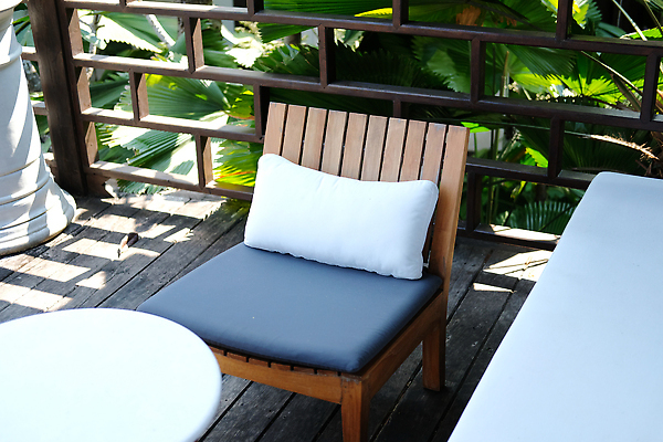 포토 JPG 해외이미지 라이프스타일 가구 쿠션 의자 베개 호텔 휴식 주택 사람없음 야외 내부 목재 장식 소파 회색 발코니 흰색 갑판 휴양지 스타일 안락 해외202310 해외포토 나무 컬러 생활용품 컨셉 배_교통 재료 침구 숙소 건물 생활 장소 파일형식