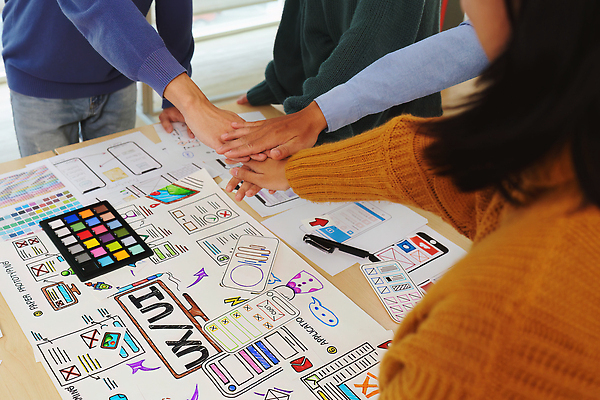 포토 JPG 해외이미지 직업 디자인 컨셉 비즈니스 모바일 설계 아이디어 직장 한명 사람 그래픽 사무실 스크린 웹 업무 어플리케이션 계획 디자이너 사이버 책상 분석 레이아웃 뼈대 혁명 개발 경영 반응 인터페이스 프로그래밍 프로젝트 와이어프레임 사용자 해외202310 해외포토 1 가구 인터넷 회사 작업 파일형식