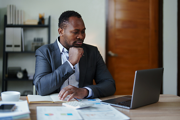 포토 JPG 해외이미지 직업 응시 컨셉 비즈니스 CEO 사업가 성공 협력 설계 대화 한명 서기 미소 사람 인종 정장 금융 노트북 스마트폰 쇼핑 컴퓨터 사무실 뷰티 유행 작업 비즈니스맨 상담원 연결 대표 스마트 허리 책상 동료 경영자 문서 회계 빛망울 혁명 세금 해외202310 해외포토 1 시선 옷 남자 가구 관계 모션 표정 말하기 신체부위 경제 전자제품 빛 핸드폰 스마트기기 직장인 사무원 리더 파일형식