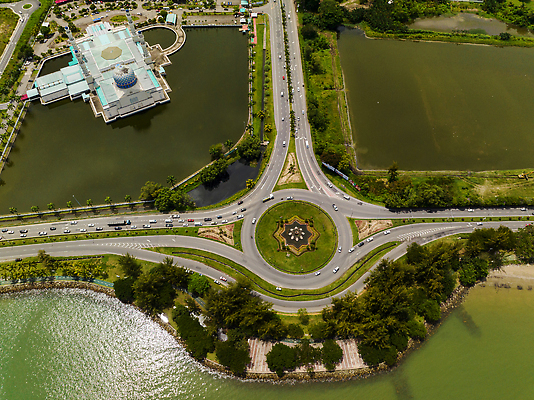 포토 JPG 해외이미지 외관 아시아 종교 문화 호수 여행 건축양식 휴가 풍경 사람없음 야외 건물 물 하이앵글 뷰티 탑 기도 도시 도심 이슬람교 모스크 신성 지역 타운 말레이시아 항공촬영 개발 라마단 랜드마크 마스지드 숭배 아랍어 조감도 해외202310 해외포토 자연요소 건축물 건축 나라 뷰포인트 파일형식