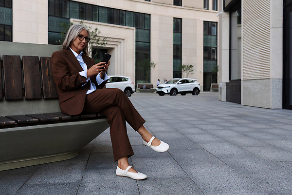 포토 JPG 해외이미지 백인 여자 노년 행복 할머니 중년 비즈니스 한명 사람 앉기 야외 스마트폰 핸드폰 컴퓨터 표현 비즈니스우먼 60대 토론 은퇴 옛날 해외202310 해외포토 서양인 1 감정 모션 성인 전자제품 스마트기기 직장인 파일형식