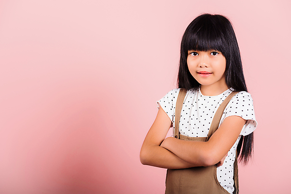 포토 JPG 해외이미지 학생 응시 여자 행복 무기 어린이 분홍색 백그라운드 학교 태국 실내 관리 한명 서기 미소 사람 동양인 뷰티 유행 기쁨 분노 흰색 표현 자신감 스마트 만족 웨이브 팔 히스패닉 교차 고립 독립 접기 몽환 스타일 해외202310 해외포토 1 시선 교육 감정 아시아 컬러 컨셉 모션 표정 인종 내부 신체부위 파일형식