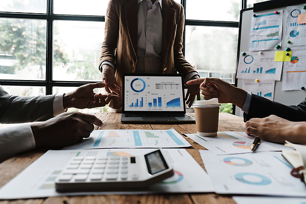 포토 JPG 해외이미지 직업 여자 남자 비즈니스 통신 성공 회의 그래프 협력 설계 실내 대화 한명 사람 성인 가로 금융 노트북 컴퓨터 사무실 자료 정보 업무 작업 비즈니스맨 비즈니스우먼 그룹 계획 토론 분석 동료 보고서 문서 투자 경영 마케팅 프로젝트 성인만 브레인스토밍 해외202310 해외포토 1 컨셉 관계 말하기 내부 경제 전자제품 직장인 파일형식