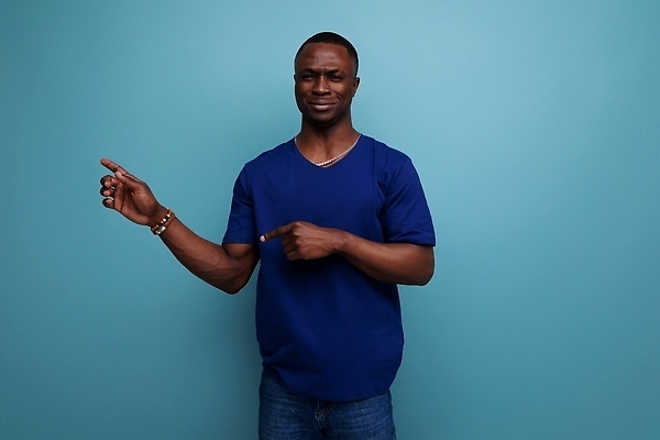 포토 JPG 해외이미지 모델 남자 얼굴 백그라운드 티셔츠 아이디어 갈색머리 실내 한명 사람 성인 30대 파란색 유행 검은색 공백 회색 흰색 긍정 쇼 고립 시범 제안 스타일 카피스페이스 해외202310 해외포토 1 헤어스타일 컬러 컨셉 셔츠 내부 신체부위 장년 파일형식