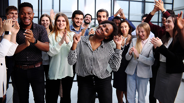 포토 JPG 해외이미지 남자 행복 회사 비즈니스 사업가 성공 회의 함께함 실내 파노라마 관리 서기 미소 사람 손짓 여러명 가로 금융 사무실 회색 축하 표현 인사 비즈니스맨 비즈니스우먼 발표 그룹 우아함 박수 동료 긍정 감탄 세미나 주목 줄서기 자극 해외202310 해외포토 직업 여자 감정 컬러 다수 컨셉 관계 모션 촬영기법 표정 내부 경제 예절 직장인 파일형식